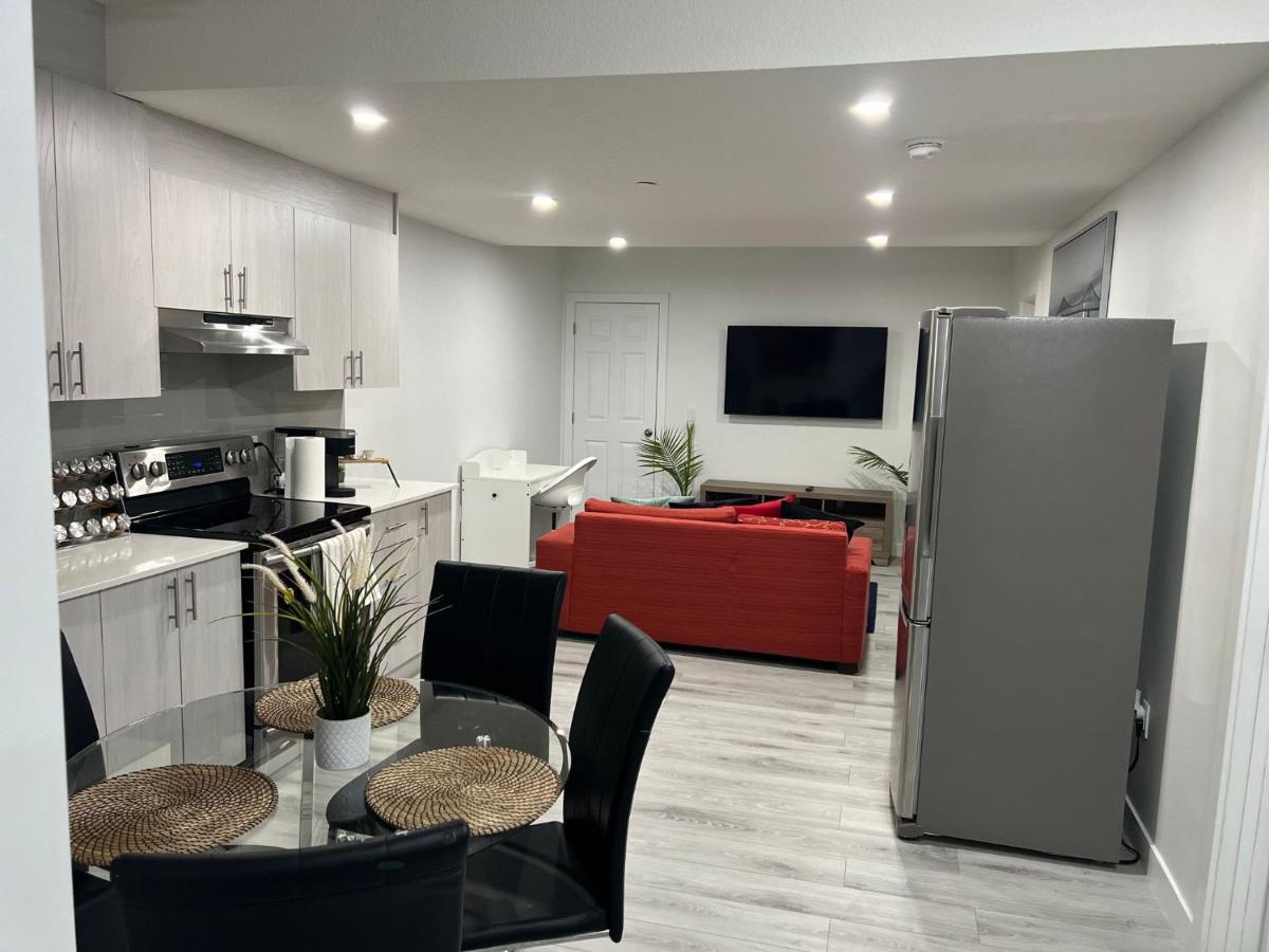 Beautiful 2 Bedroom Home Away From Home カルガリー エクステリア 写真