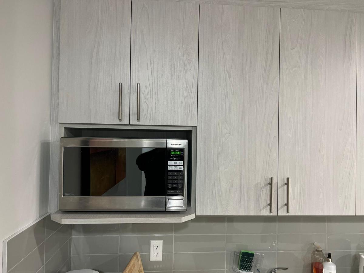 Beautiful 2 Bedroom Home Away From Home カルガリー エクステリア 写真