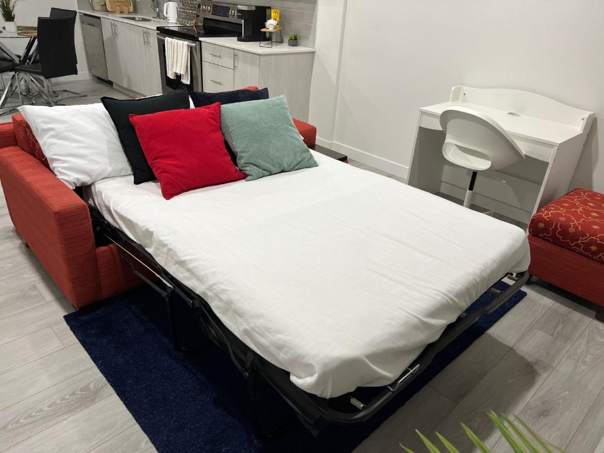 Beautiful 2 Bedroom Home Away From Home カルガリー エクステリア 写真